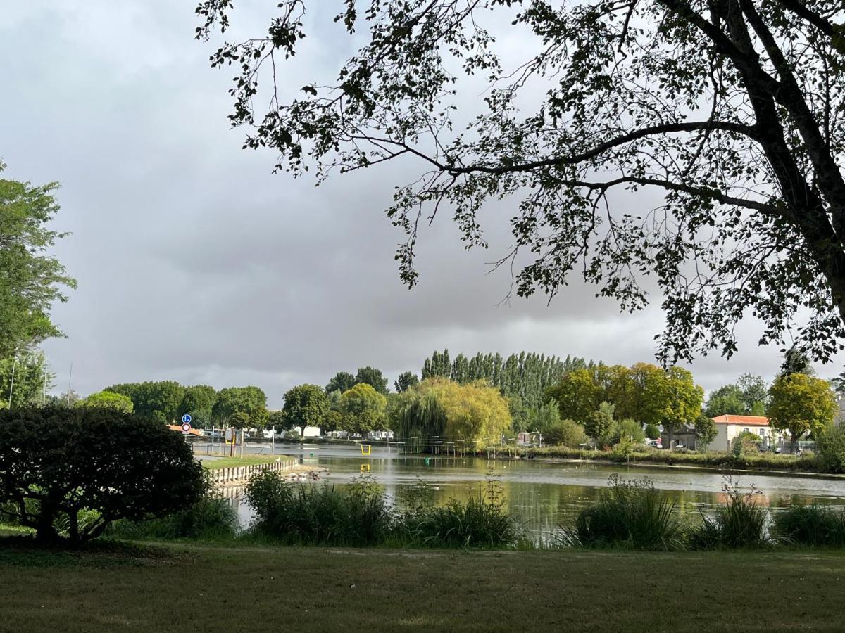 Charmante Charentaise Saint-Jean-dʼAngély Esterno foto